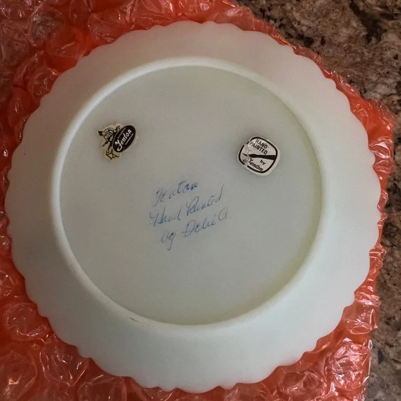 1979 Fenton Artist Delia A. "Nature's Christmas" Uranium Custard Satin Plate - Picture 2 of 9